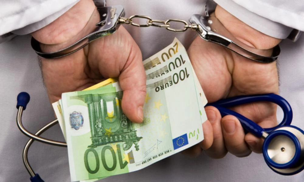 Συνελήφθη γυναικολόγος για «φακελάκι γέννας» 1.000 ευρώ σε νοσοκομείο της Αθήνας